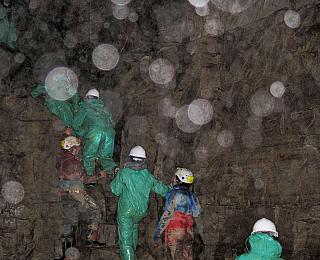 CAVE 023