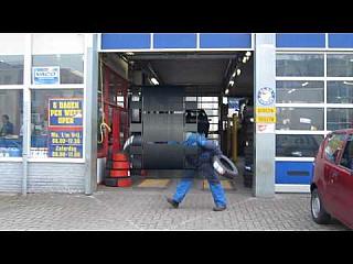 Afleveren van autobanden bij Kwik-Fit Noordwijk